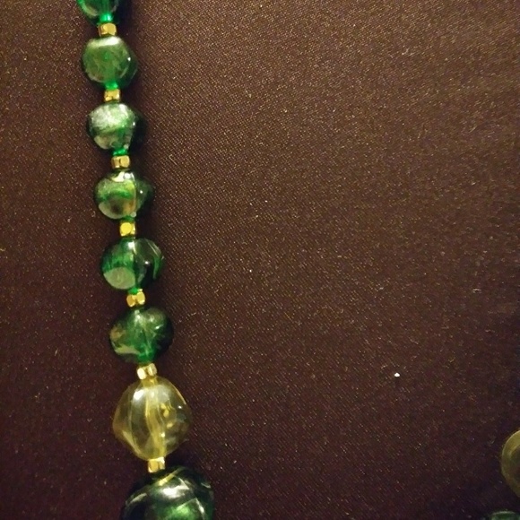 Gold tone Green Yellow Beaded faux gem Necklace - Picture 3 of 5